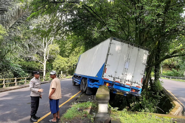 Nyaris Terjun ke Sungai! Truk Mundur Tabrak Pembatas Jembatan