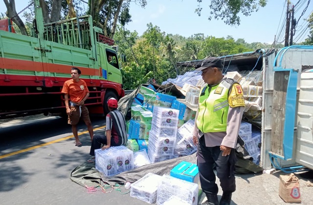 Truk di Megati Terguling Saat Parkir, Sopir Tak Sangka Penyebabnya