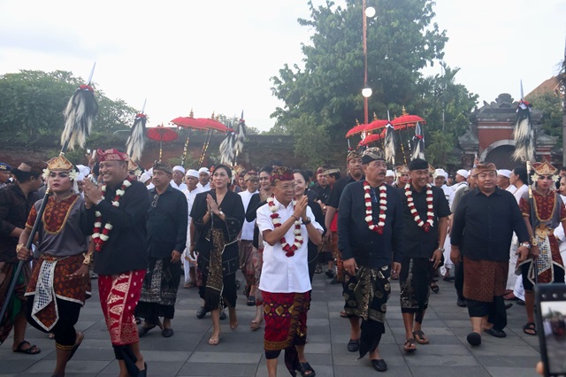 Meriah! Parade Budaya dan Seni Antar Gubernur, Koster Disambut Ribuan Warga Gianyar di Lapangan Astina