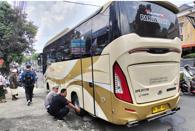 Tragis! Pemotor Tewas Terlindas Ban Belakang Bus di Tabanan