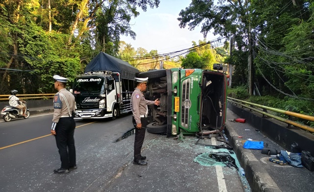 Truk Peti Kemas Alami Rem Blong, Terguling di Tikungan Maut