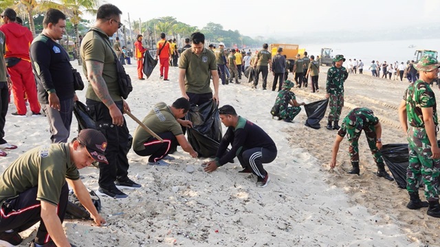 Semarak HUT Satpol PP ke-75 dan Satlinmas ke-63, Aksi Bersih Pantai Kedonganan