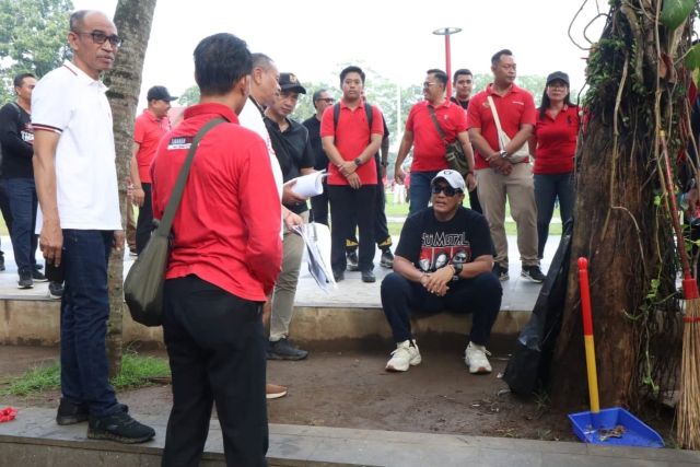 Aksi Jumat Bersih di Lapangan Alit Saputra