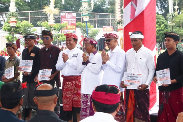 Bantu Rp 336 Juta untuk Korban Bencana di Bangli, Gubernur Koster: Pemprov Selalu Hadir untuk Warga