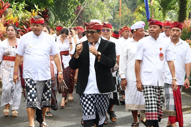 Bupati Tabanan Apresiasi Semangat Gotong Royong Pelaksanaan Karya di Desa Lalanglinggah dan Desa Kelating