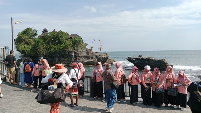 Liburan Seru di Tanah Lot, Ada Camilan Gratis