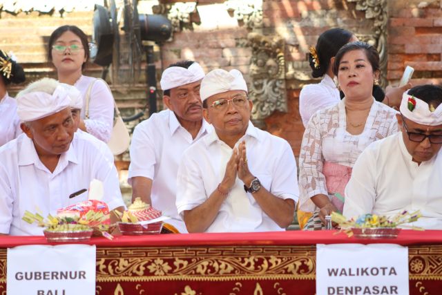 Gubernur Koster Apresiasi Gotong Royong Warga Penatih dalam Karya Ngusaba: “Inilah Cara Kita Jaga Bali”