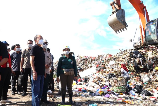 Melihat Langsung TPA Suwung, Koster Pastikan Lapor Menteri LHK Demi Solusi Sampah