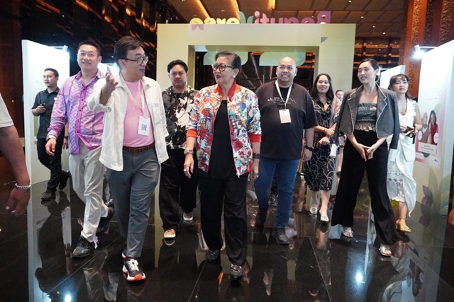 Ny. Putri Koster Hadiri Fashion Show ‘Pesona Wastra Nusantara’ di Beautiverse 2025