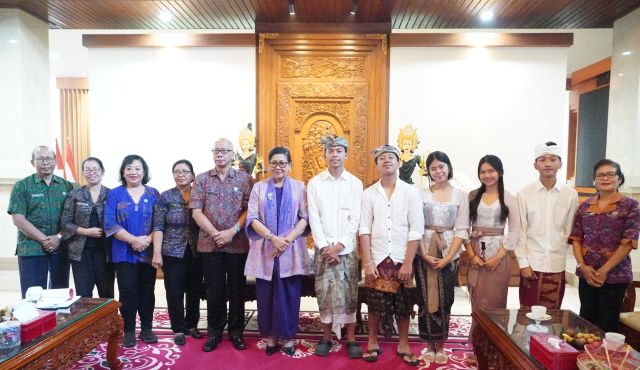 Ny. Putri Koster Sambut Baik Gelaran Malam Apresiasi Sastra Teater Angin