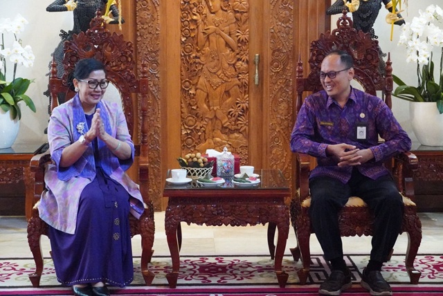 Putri Koster Apresiasi SMA Negeri 1 Seririt dalam Pengelolaan Sampah Berbasis Sumber