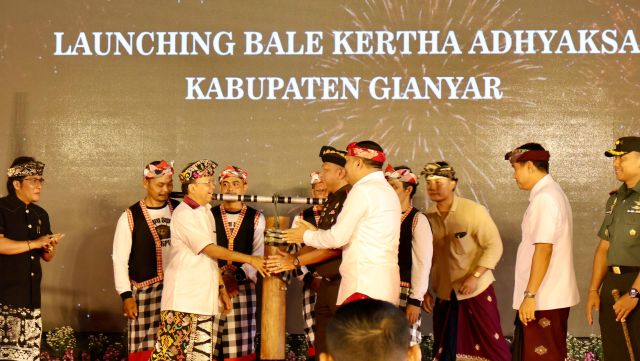 Bale Kertha Adhyaksa Gianyar Diresmikan, Gubernur Koster Dorong Penyelesaian Masalah di Desa Adat