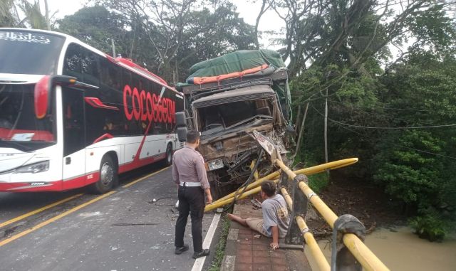 Rem Blong, Truk Fuso Hantam Scoopy dan Pembatas Jembatan