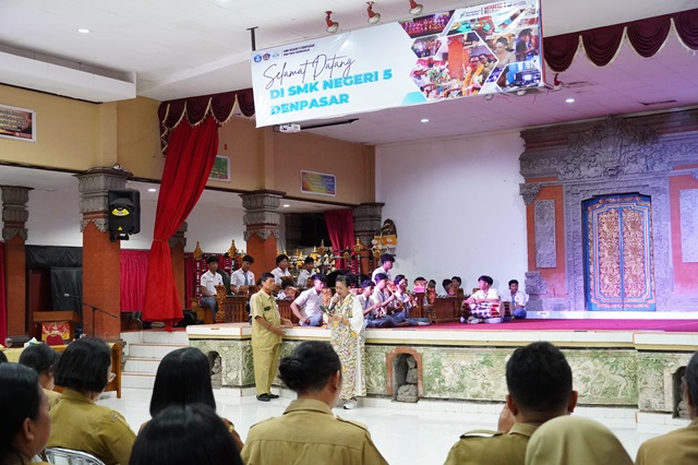 Latihan Bersama Sekaa Gong SMKN 5 Denpasar, Putri Koster Ajak Generasi Muda Berani Berkarya Seni