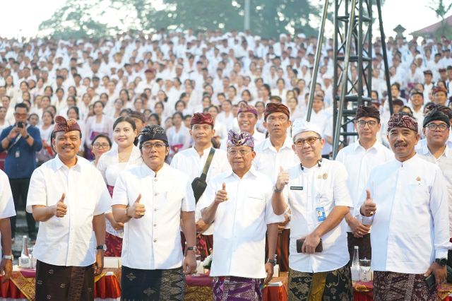 Gubernur Koster Serahkan SK CPNS dan PPPK Pemprov Bali 2024