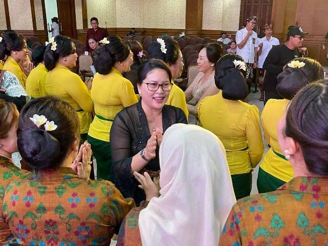 Pelantikan WHDI dan GOW Badung, Seniasih Giri Prasta Ajak Organisasi Wanita Gotong-Royong Ringankan Beban Masyarakat