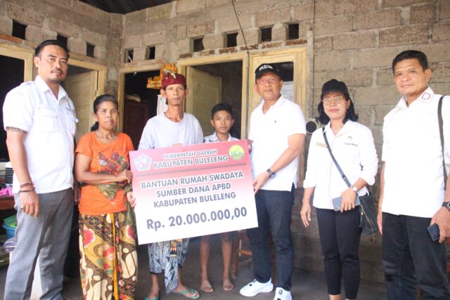 Bupati Sutjidra Serahkan Bantuan Tiga Rumah Swadaya di Desa Sambangan