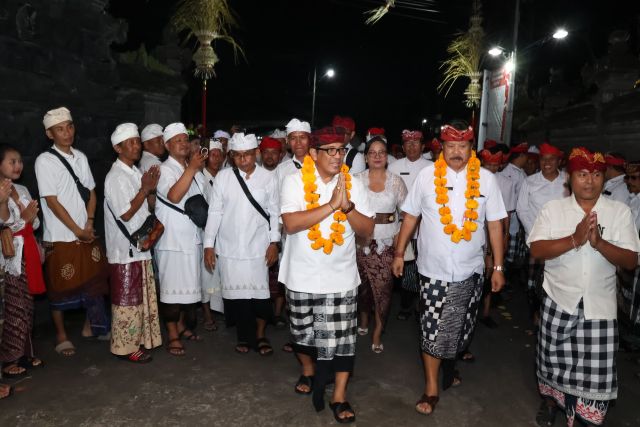 Bupati Sanjaya Hadiri Upacara Pemelaspasan Pura Prajapati Lumajang