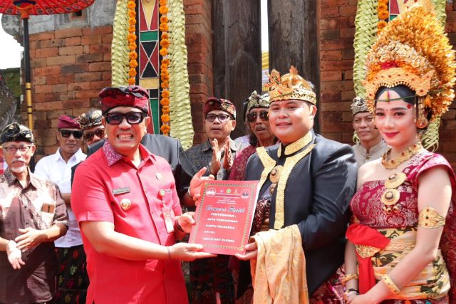 Bupati Sanjaya Serahkan Dokumen Kependudukan Lewat Program “Semara Ratih”