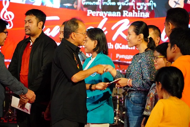 Cinta dan Budaya Menyatu saat Tumpek Klurut, Gubernur Koster Berbagi Tali Kasih di Ardha Candra