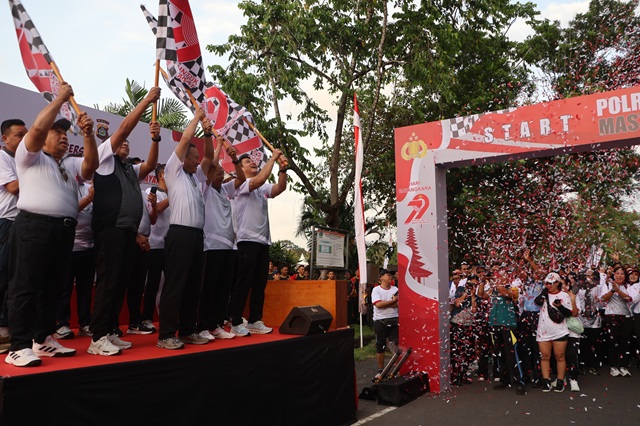 Gubernur Bali Lepas Ribuan Peserta Jalan Sehat Hari Bhayangkara ke-79