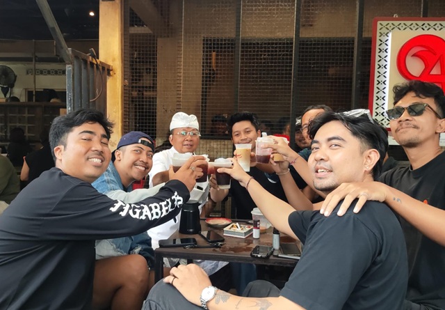 Hari Kasih Sayang Bali, Gubernur Koster Traktir Ribuan Cup Kopi di Jenar Kopi Kaliasem