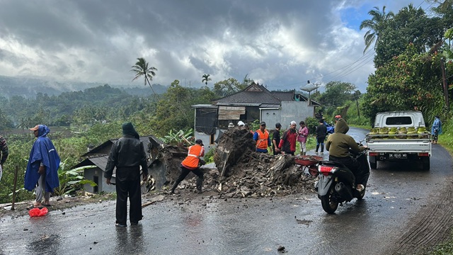 Longsor Robohkan Tugu Batas Kota Pupuan, Akses Jalan dan Irigasi Terdampak