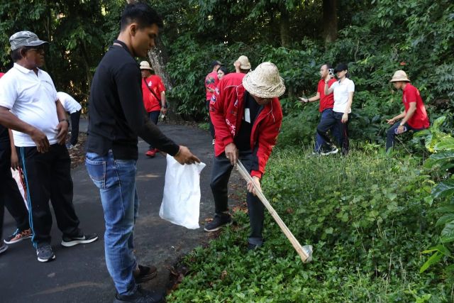 Tabanan Peringati Hari Lingkungan Hidup dengan Bersih-Bersih di Alas Kedaton