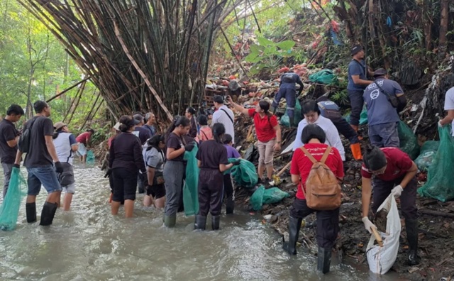 Desa Dauh Peken Gelar Aksi Bersih Sungai Bersama Sungai Watch dalam Rangka Bulan Bung Karno VII