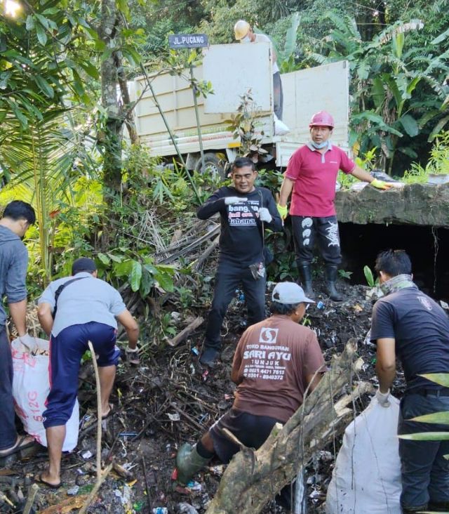 Wujud Cinta Lingkungan di Bulan Bung Karno: Kecamatan Marga dan Warga Kompak Bersihkan Desa