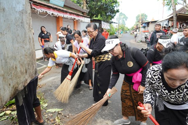 Putri Koster Pimpin Gotong Royong dan Edukasi Pengelolaan Sampah di Desa Adat Batuyang