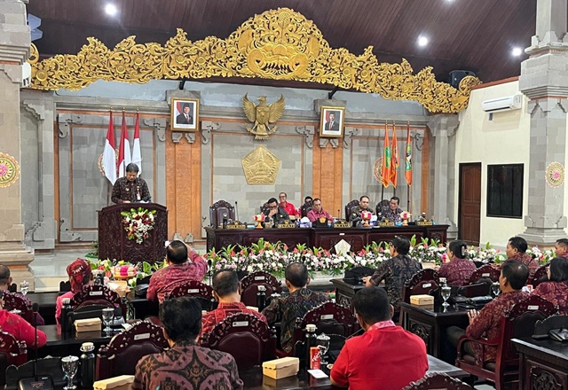 Bupati Tabanan Tanggapi Pemandangan Umum Fraksi DPRD atas 4 Ranperda