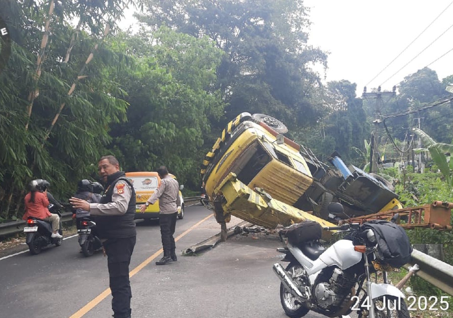 As Patah di Jalan Turunan, Truk Crane Terbalik dan Masuk Got