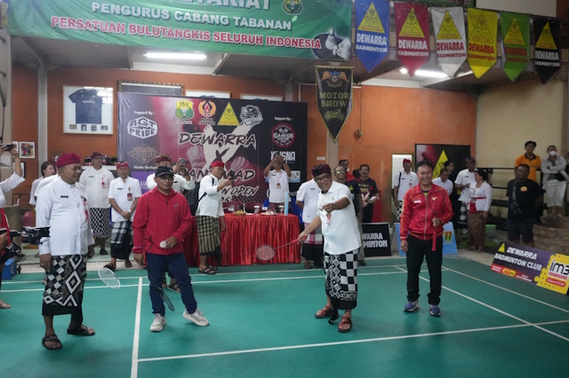 Bupati Sanjaya Buka Kejuaraan Dewarra X Handmad Badminton Open 2025 Tabanan