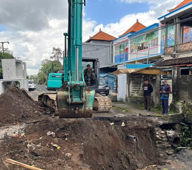 DPUPRPKP Tabanan Mulai Perbaikan Jalan Rusak di Desa Tista, Pengguna Diminta Gunakan Jalur Alternatif