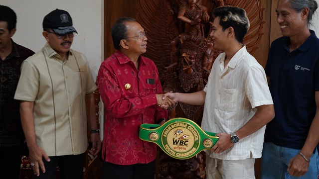 Gubernur Koster Bangga Petinju Muda Buleleng Juara WBC Asia Youth