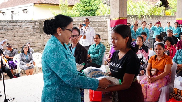 Ibu Putri Koster Gelar Aksi Sosial di Jembrana, Salurkan Bantuan Sembako dan Edukasi Pengelolaan Sampah