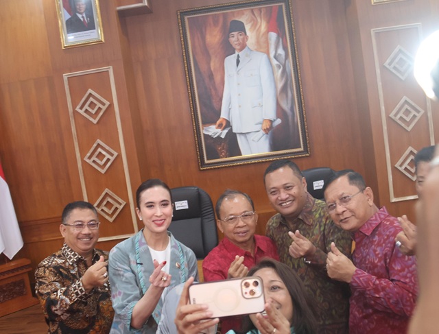 Koster Diganjar Pujian: Larangan Plastik dan Tata Kelola Pariwisata