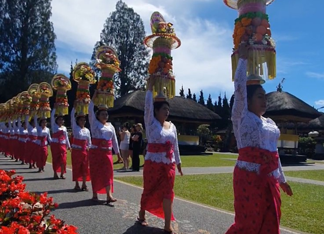Parade Gebogan di Ulun Danu Beratan Tarik Ribuan Wisatawan, Didominasi Turis Asing