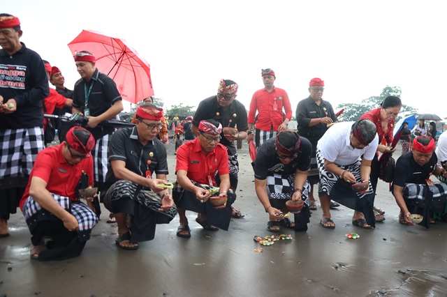 Bupati Tabanan Pimpin Aksi Bersih-Bersih dan Pelepasan Tukik di Yeh Gangga