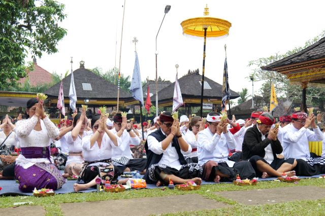 Pemkab Tabanan Kompak Ngaturang Bhakti Penganyar di Pura Semeru Agung Lumajang