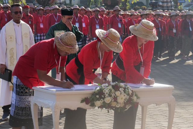 Unik! 346 PPPK Tabanan Dilantik Pakai Topi Klangsah, Simbol Petani Tangguh