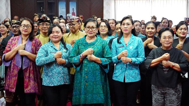 Putri Koster Ajak Warga Gianyar Kelola Sampah
