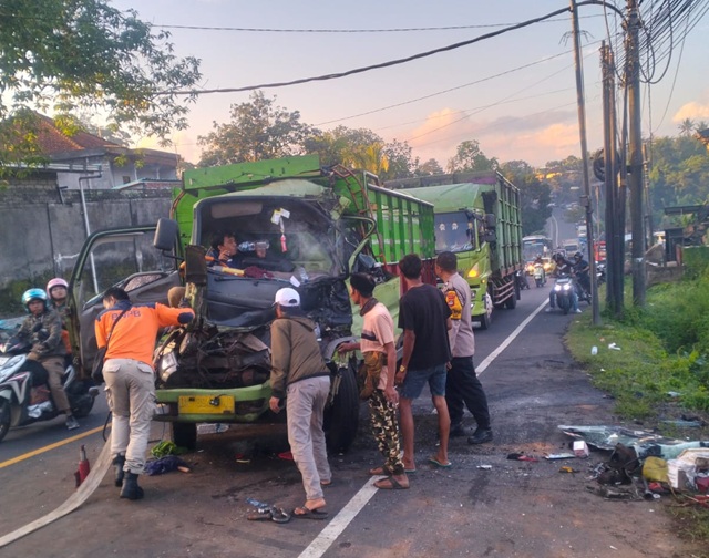 Tabrakan Beruntun di Tanjakan Samsam Libatkan Dua Truk dan Motor