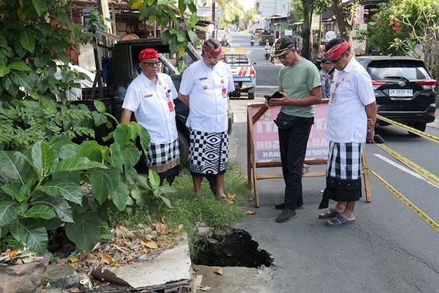 Wabup Tabanan Tinjau Jalan Jebol di Desa Dauh Peken, Komitmen Respons Cepat untuk Infrastruktur Aman