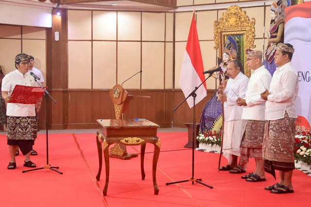 Wagub Giri Prasta Lantik Dua Pejabat Eselon II Pemprov Bali