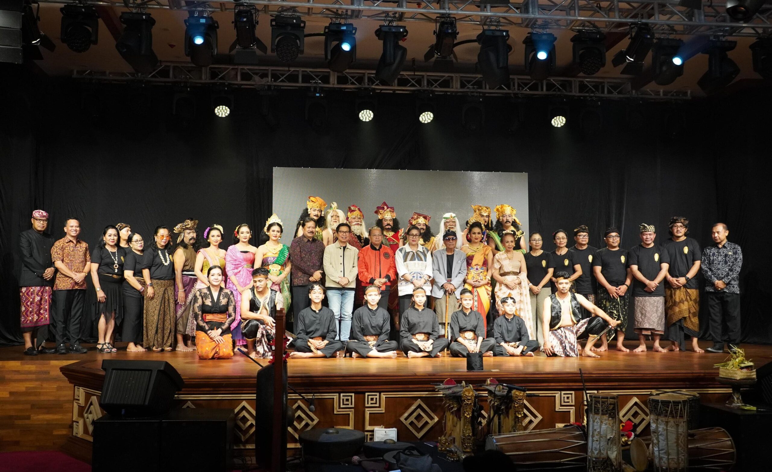 Gubernur Koster Dukung Teater Modern Bali, “Maha Senapati Drona” Memukau di Festival Bali Jani VII