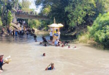 Bade Melawan Arus Sungai, Tradisi Unik Ngaben di Desa Sudimara Tabanan Bade Melawan Arus Sungai, Tradisi Unik Ngaben di Desa Sudimara Tabanan