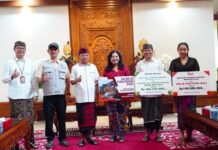OJK, FKLJK, dan BPD Bali Serahkan Rp700 Juta untuk Korban Banjir Bali Bank BPD Bali