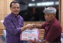 Pemprov Bali Serahkan Santunan Korban Banjir Bandang Pemprov Bali Serahkan Santunan Korban Banjir Bandang